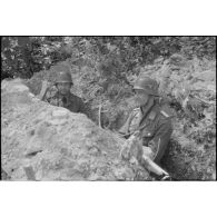 Deux officiers de l'artillerie de l'armée de l'air dans une tranchée, à gauche un colonel de la FlaK.