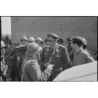 Dans Abbeville ou sa proche banlieue, le capitaine (Hauptmann) Hans von Pebal interroge des prisonniers français du 15e régiment d'infanterie.