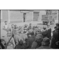 Dans Abbeville ou sa proche banlieue, le capitaine (Hauptmann) Hans von Pebal interroge des prisonniers français du 15e régiment d'infanterie.