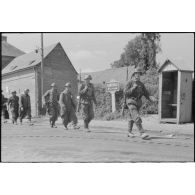 Dans la proche banlieue d'Abbeville, des prisonniers français du 15e régiment d'infanterie.