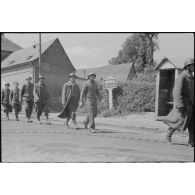 Dans la proche banlieue d'Abbeville, des prisonniers français du 15e régiment d'infanterie.