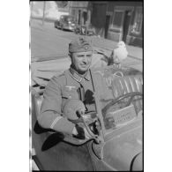 Un adjudant de compagnie, surnommé Spiess, en présence d'un pigeon.