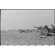 Des pièces d'artillerie 10, 5 cm FH 18 en action.