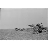 Des pièces d'artillerie 10, 5 cm FH 18 en action.