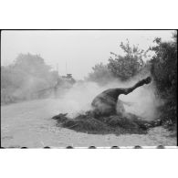 Un char Mark IV britannique traverse une barricade.