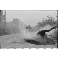 Un char Mark IV britannique traverse une barricade.