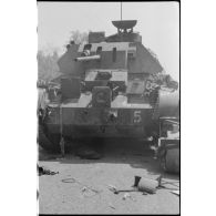 Un char Mark IV britannique traverse une barricade.