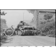 Un char Mark IV britannique traverse une barricade.