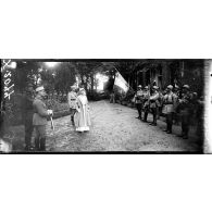 Rexpoëde (Nord), la visite du roi et de la reine des Belges. La reine devant le drapeau de la compagnie d'honneur du 108e RI. [légende d'origine]