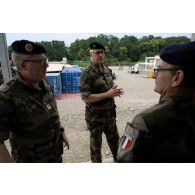 Le médecin général des armées Jacques Margery visite le chantier du Rôle 1 aux côtés du personnel de l'équipe médicale à Cincu, en Roumanie.