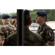Le médecin général des armées Jacques Margery visite le chantier du Rôle 1 aux côtés du personnel de l'équipe médicale à Cincu, en Roumanie.