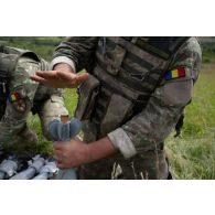 Des artilleurs roumains du 206e bataillon d'artillerie préparent des obus de 120 mm sur le champ de tir de Cincu, en Roumanie.