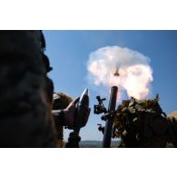Des soldats belges du régiment Libération-5e de ligne tirent au mortier de 60 mm à Cincu, en Roumanie.