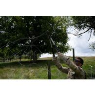 Un sapeur américain du 326e bataillon du génie réinstalle une barricade au terme d'une infiltration à Cincu, en Roumanie.