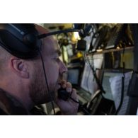 Portrait d'un opérateur du centre de management de la Défense dans la 3e dimension (CMD3D) à Cap Midia, en Roumanie.
