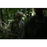 Un soldat britannique de la 12e brigade d'infanterie mécanisée reconnait le secteur de Brădet, en Roumanie.