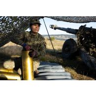 Un soldat roumain du 325e bataillon d'artillerie prépare des obus de 152 mm pour un tir au mortier D-20 à Cincu, en Roumanie.