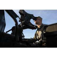 Un soldat roumain du 205e bataillon d'artillerie de défense aérienne configure le tir d'un canon antiaérien bitube Oerlikon de 35 mm à Cap Midia, en Roumanie.