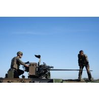 Des soldats du 54e régiment d'artillerie (RA) tirent au canon antiaérien de 20 mm depuis un véhicule de l'avant blindé (VAB) T-20/13 à Cap Midia, en Roumanie.