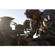 Des soldats du 54e régiment d'artillerie (RA) tirent au canon antiaérien de 20 mm depuis un véhicule de l'avant blindé (VAB) T-20/13 à Cap Midia, en Roumanie.