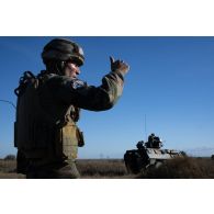 Un soldat du 54e régiment d'artillerie (RA) coordonne le tir d'un canon antiaérien de 20 mm sur véhicule de l'avant blindé (VAB) T-20/13 à Cap Midia, en Roumanie.