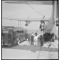 Embarquement de passagers à bord de l'hydravion de transport Lioré et Olivier H 246 Oranie, de la compagnie aérienne Air France.