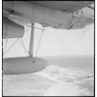 Survol de l'aéroport de Marignane à bord d'un hydravion de transport Lioré et Olivier H 246 de la compagnie aérienne Air France.