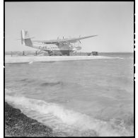 L'hydravion de transport Lioré et Olivier H 246 Mauritanie, de la compagnie aérienne Air France, est sur un berceau de mise à l'eau dans le port aérien de Marignane.