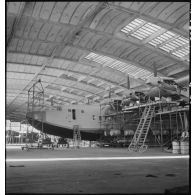 Maintenance sur un hydravion Potez-CAMS 161 sous un hangar sur le port aérien de Marignane.