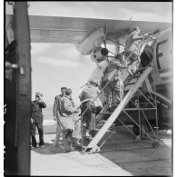 Embarquement de passagers à bord d'un hydravion de transport Lioré et Olivier H 246 de la compagnie aérienne Air France, sur l'aéroport de Marignane.