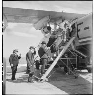 Embarquement de passagers à bord d'un hydravion de transport Lioré et Olivier H 246 de la compagnie aérienne Air France, sur l'aéroport de Marignane.
