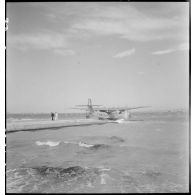 Mise à l'eau de l'hydravion de transport, baptisé Lioré et Olivier H 246 Mauritanie, de la compagnie aérienne Air France, dans le port aérien de Marignane.