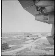 Survol de l'aéroport de Marignane à bord d'un hydravion de transport Lioré et Olivier H 246 de la compagnie aérienne Air France.