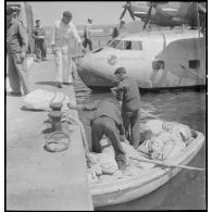 Après l'amerrissage, débarquement de sacs postaux de l'hydravion de transport Lioré et Olivier H 246 Oranie, de la compagnie aérienne Air France.