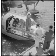 Après l'amerrissage, débarquement de passagers de l'hydravion de transport Lioré et Olivier H 246 Oranie, de la compagnie aérienne Air France.