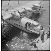 Après l'amerrissage, débarquement de passagers de l'hydravion de transport Lioré et Olivier H 246 Oranie, de la compagnie aérienne Air France.