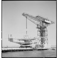 Sortie de l'eau et mise en place sur un berceau de l'hydravion de transport Lioré et Olivier H 246 Mauritanie, de la compagnie aérienne Air France, dans le port aérien de Marignane.