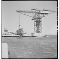Sortie de l'eau et mise en place sur un berceau de l'hydravion de transport Lioré et Olivier H 246 Mauritanie, de la compagnie aérienne Air France, dans le port aérien de Marignane.