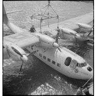 L'hydravion de transport Lioré et Olivier H 246 Oranie, de la compagnie aérienne Air France, après un amerrissage dans le port aérien de Marignane.
