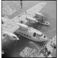 L'hydravion de transport Lioré et Olivier H 246 Oranie, de la compagnie aérienne Air France, après un amerrissage dans le port aérien de Marignane.