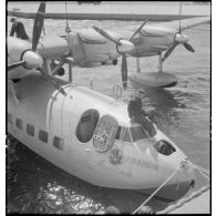 L'hydravion de transport Lioré et Olivier H 246 Oranie, de la compagnie aérienne Air France, après un amerrissage dans le port aérien de Marignane.