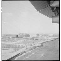 Survol de l'aéroport de Marignane à bord d'un hydravion de transport Lioré et Olivier H 246 de la compagnie aérienne Air France.