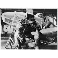 Maintenance sur un des moteurs d'un bombardier Lioré et Olivier LeO 451 (LeO 45) sur la base aérienne de stockage de Pau.