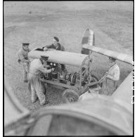 Maintenance sur un avion de chasse Potez 63-11 sur la base aérienne de stockage de Pau.
