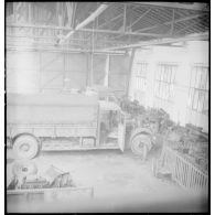 Maintenance sur un camion sur la base aérienne de stockage de Pau.