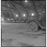 Camions parqués sous hangar sur la base aérienne de stockage de Pau.