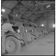 Maintenance sur un camion sur la base aérienne de stockage de Pau.