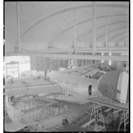 Montage d'un hydravion de transport SE 200 de la Société nationale de constructions aéronautiques du Sud-Est (SNCASE), dans un hangar, sur le site de la société à Marignane.