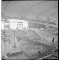 Montage d'un hydravion de transport SE 200 de la Société nationale de constructions aéronautiques du Sud-Est (SNCASE), dans un hangar, sur le site de la société à Marignane.