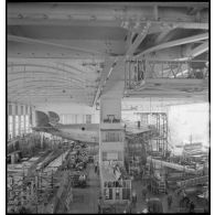 Montage d'un hydravion de transport SE 200 de la Société nationale de constructions aéronautiques du Sud-Est (SNCASE), dans un hangar, sur le site de la société à Marignane.